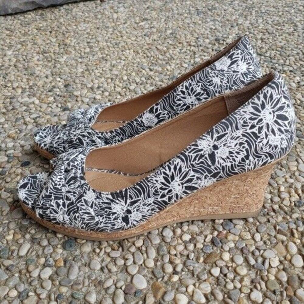 DexFlex Comfort by Dexter Black & White Floral Open Toe Wedges - Size 8.5